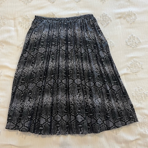wrong side of right pleated skirt, size 2 - Picture 3 of 4